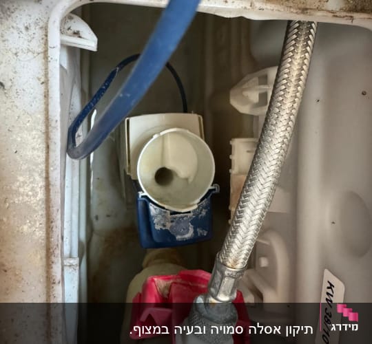 צינור מתכת גמיש ומחבר פלסטיק אדום